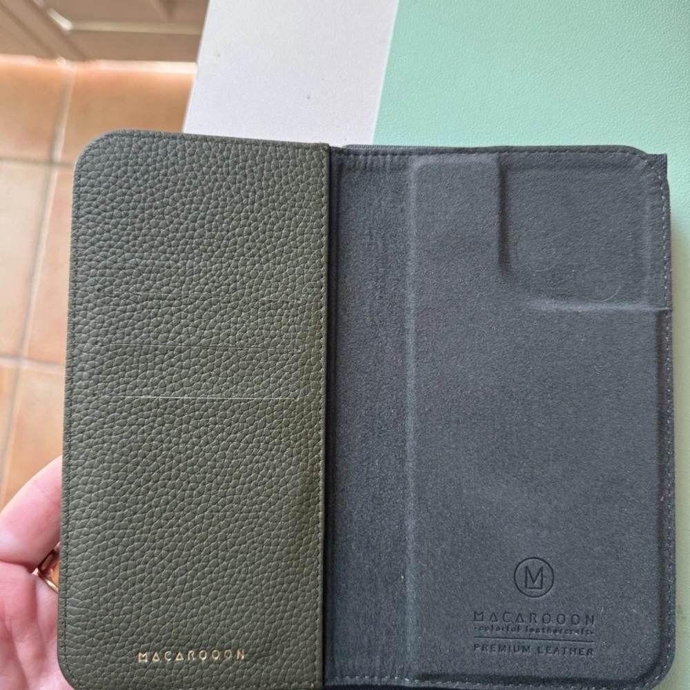 Macarooon iPhone MagSafe Genuine Leather Flip Cover iPhone 16 Pro Max Olive Gree